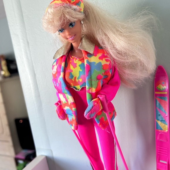 Ski Fun Barbie - Picture 4 of 6